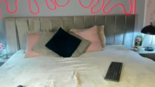 im Valskin online show from May 18, 12:22 pm