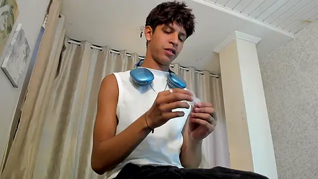 Snapshot of Ethan_qop chatting on July 5, 10:17 pm Ethan qop online show from July 5, 10:17 pm