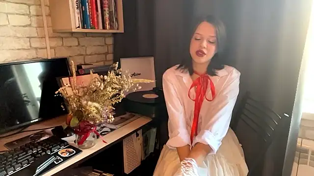 SarahHunnye online show from March 15, 11:55 pm