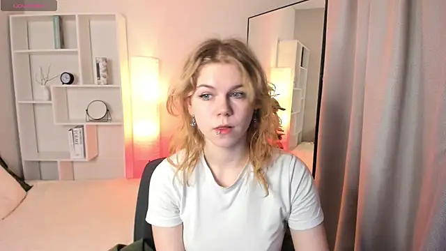 Snapshot of ElizabethVane chatting on June 6, 5:12 am ElizabethVane online show from June 6, 5:12 am