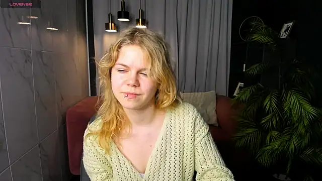 Snapshot of ElizabethVane chatting on June 9, 5:30 am ElizabethVane online show from June 9, 5:30 am