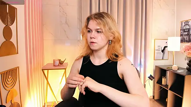 Snapshot of ElizabethVane chatting on June 18, 9:25 am ElizabethVane online show from June 18, 9:25 am