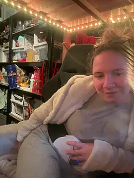 curvyneon online show from April 3, 2:15 pm