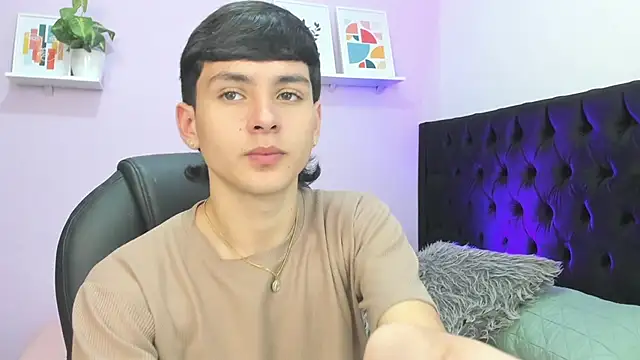 Snapshot of Andrew_restrepoo chatting on June 16, 3:47 pm Andrew restrepoo online show from June 16, 3:47 pm