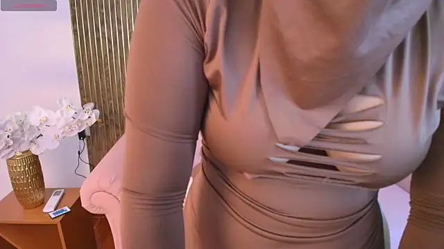 Aminaa Kaarim online show from April 12, 7:08 pm