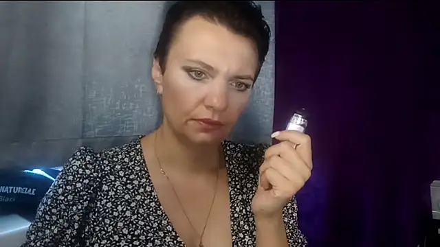 HotMamaQueen234 online show from August 4, 6:27 am
