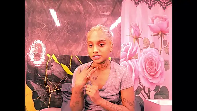 Snapshot of indian_barbie chatting on June 17, 10:43 pm indian barbie online show from June 17, 10:43 pm