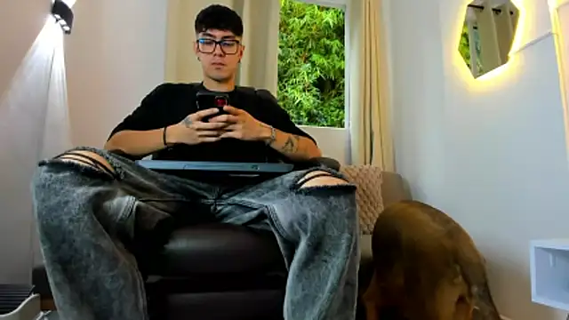 Snapshot of etham_wolf1 chatting on June 6, 5:50 pm etham wolf1 online show from June 6, 5:50 pm