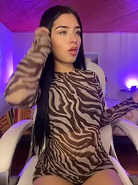Snapshot of Shalom_pink18 chatting on June 20, 8:11 pm Shalom pink18 online show from June 20, 8:11 pm