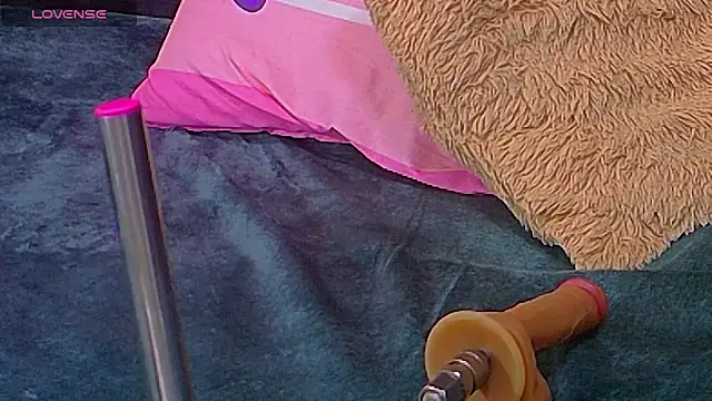 Snapshot of AryahMoonn chatting on June 5, 6:52 am AryahMoonn online show from June 5, 6:52 am