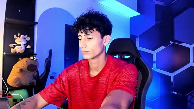 Snapshot of MaxiimoRomano_ chatting on July 9, 7:18 pm MaxiimoRomano online show from July 9, 7:18 pm