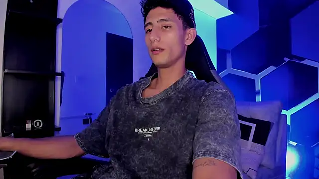 Snapshot of MaxiimoRomano_ chatting on August 5, 7:17 pm MaxiimoRomano online show from August 5, 7:17 pm
