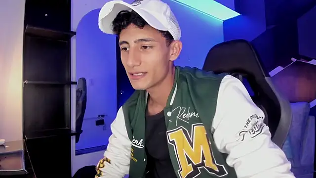 Snapshot of MaxiimoRomano_ chatting on August 6, 7:27 pm MaxiimoRomano online show from August 6, 7:27 pm