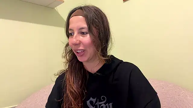 Snapshot of Julieta_Jol chatting on May 5, 1:30 pm Julieta Jol online show from May 5, 1:30 pm