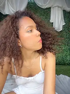 Snapshot of CurlyOopsieXXX chatting on June 19, 9:40 pm CurlyOopsieXXX online show from June 19, 9:40 pm