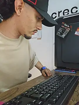 Snapshot of J-master23 chatting on April 5, 8:11 am J-master23 online show from April 5, 8:11 am