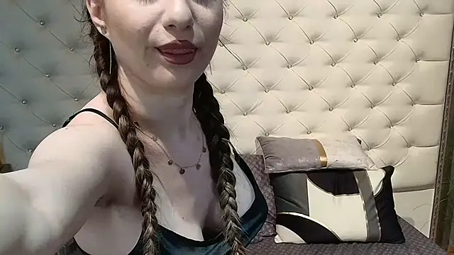 Snapshot of AmiellaRose chatting on March 28, 6:35 am AmiellaRose online show from March 28, 6:35 am