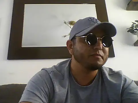 Snapshot of HOTB0Y18 chatting on April 20, 8:21 pm HOTB0Y18 online show from April 20, 8:21 pm