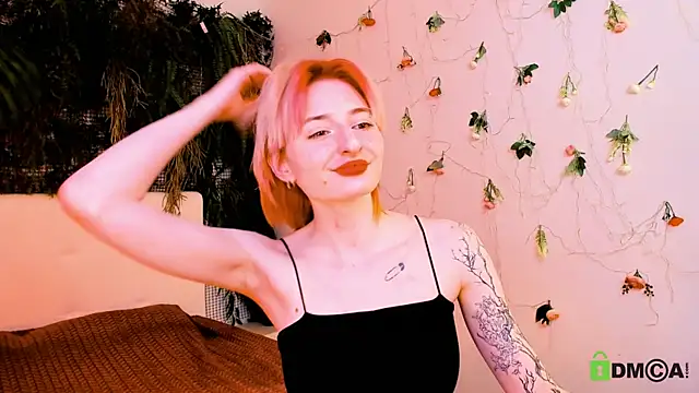 Snapshot of Kira__Cutie chatting on May 16, 12:07 am Kira Cutie online show from May 16, 12:07 am