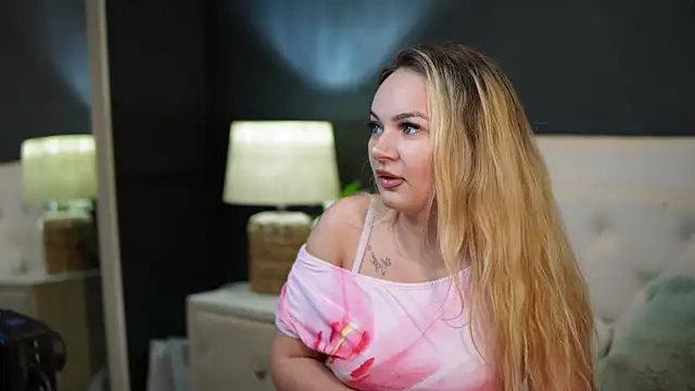 Snapshot of DaliaParis chatting on July 6, 8:33 pm DaliaParis online show from July 6, 8:33 pm