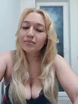 Snapshot of LexaVelure chatting on May 4, 8:05 pm LexaVelure online show from May 4, 8:05 pm