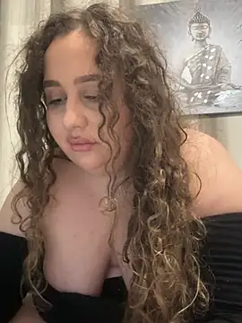 Snapshot of CurlyMaddie chatting on April 6, 6:20 pm CurlyMaddie online show from April 6, 6:20 pm