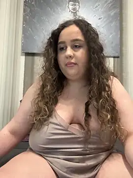 Snapshot of CurlyMaddie chatting on April 20, 4:43 pm CurlyMaddie online show from April 20, 4:43 pm