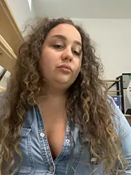 Snapshot of CurlyMaddie chatting on July 15, 9:03 am CurlyMaddie online show from July 15, 9:03 am