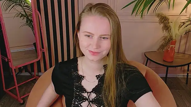Lover Daisy  online show from May 5, 12:35 pm