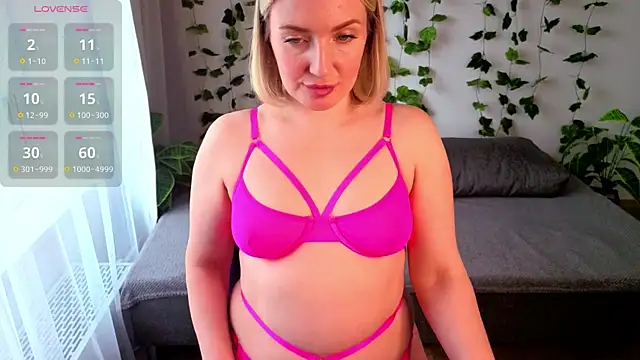 MonikFoxi online show from April 24, 4:15 am