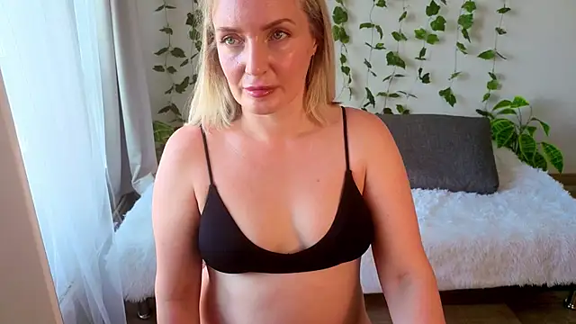 MonikFoxi online show from June 19, 4:50 am