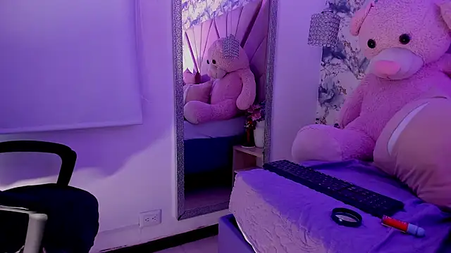 Snapshot of mia_rouxx1 chatting on July 28, 11:17 am mia rouxx1 online show from July 28, 11:17 am