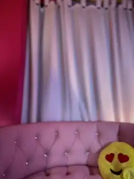 Snapshot of LeylaKnox chatting on June 6, 5:28 pm LeylaKnox online show from June 6, 5:28 pm