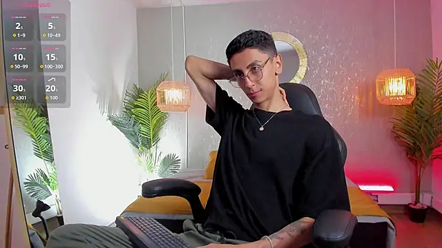 Snapshot of Gio_carangi chatting on June 3, 4:04 am Gio carangi online show from June 3, 4:04 am