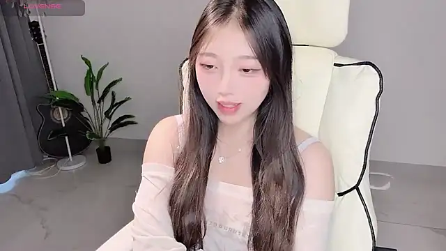 Yukiy8877 online show from May 4, 12:39 am