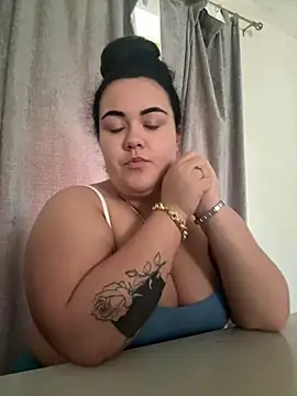 Snapshot of Khloeross chatting on May 23, 2:21 pm Khloeross online show from May 23, 2:21 pm