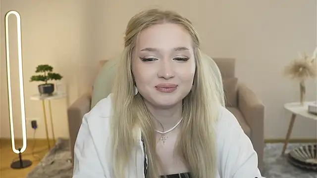 SeemaHornoff online show from March 30, 3:02 pm