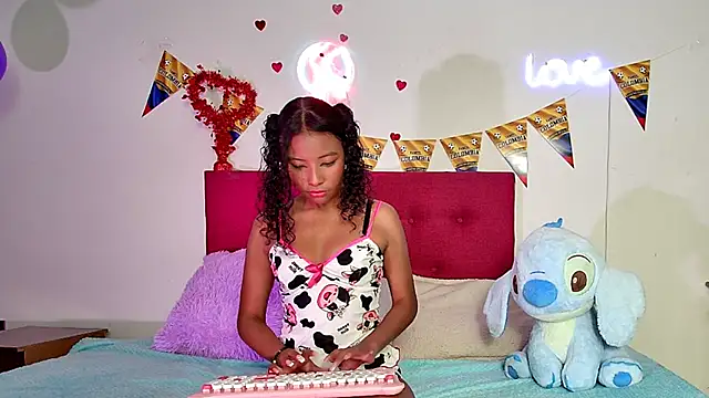 Snapshot of Ellie_Cute7 chatting on July 13, 7:38 pm Ellie Cute7 online show from July 13, 7:38 pm