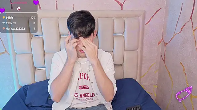 Snapshot of Tom_Parker_ chatting on June 19, 10:24 pm Tom Parker online show from June 19, 10:24 pm