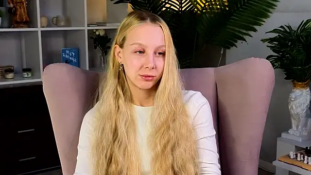 Snapshot of LishaPelle chatting on March 22, 8:40 am LishaPelle online show from March 22, 8:40 am