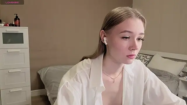 Snapshot of Sellina_moon chatting on April 8, 2:22 am Sellina moon online show from April 8, 2:22 am