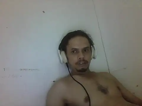 Snapshot of Raku2386 chatting on April 13, 5:35 am Raku2386 online show from April 13, 5:35 am