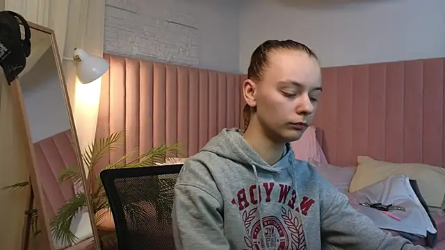 Snapshot of emma_chaser chatting on April 29, 1:32 am emma chaser online show from April 29, 1:32 am
