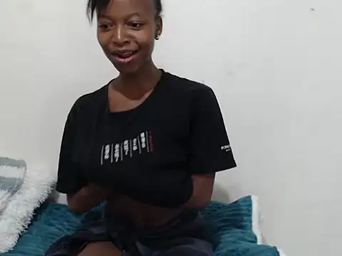 Snapshot of SexyPetite_22 chatting on June 7, 8:23 pm SexyPetite 22 online show from June 7, 8:23 pm
