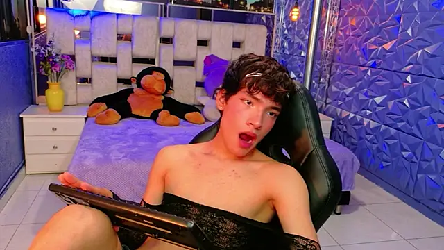 Snapshot of IsaacNovaa chatting on April 16, 9:39 pm IsaacNovaa online show from April 16, 9:39 pm