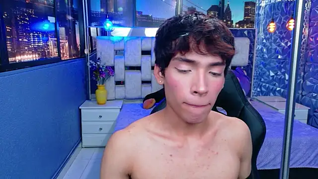 Snapshot of IsaacNovaa chatting on April 19, 8:00 pm IsaacNovaa online show from April 19, 8:00 pm