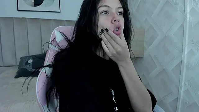 Kikii 1 online show from May 1, 9:41 pm