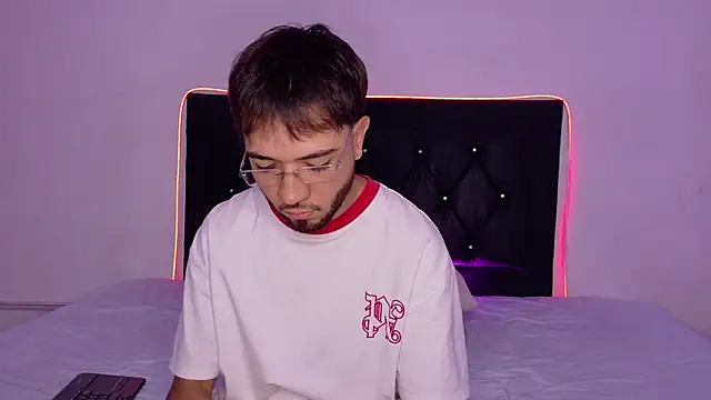 Snapshot of andymaxwell chatting on March 25, 10:16 pm andymaxwell online show from March 25, 10:16 pm