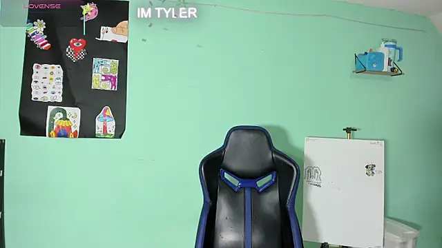 TYLERhHOT2005 online show from April 11, 3:44 am