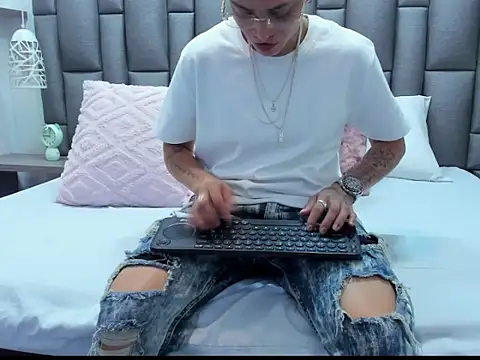 Snapshot of ZoeGrey chatting on April 10, 1:05 pm ZoeGrey online show from April 10, 1:05 pm